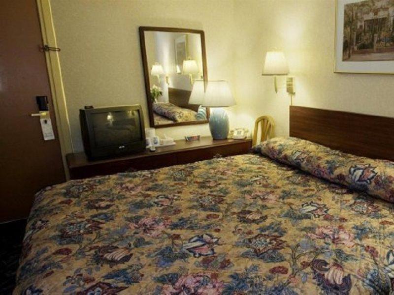 Americas Best Value Inn 디어본 외부 사진